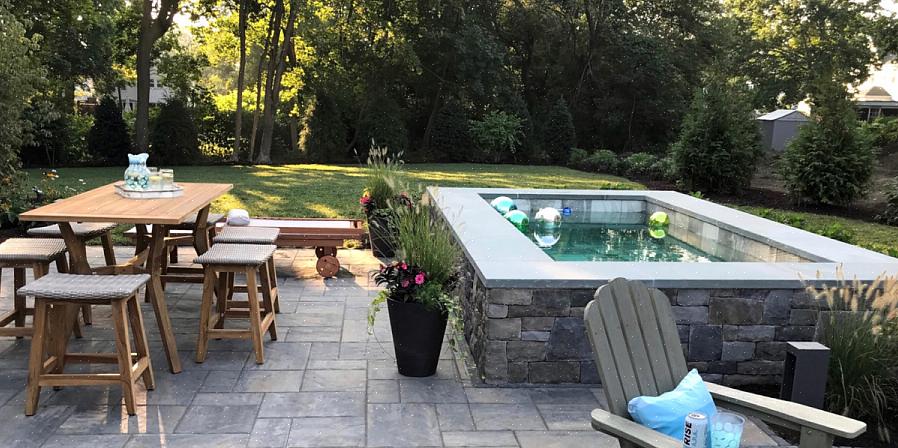 Noen stupebassenger ligger ved siden av utendørs boblebad eller boblebad for formålet