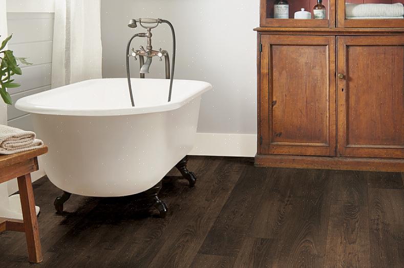 Like under det synlige gulvbelegget er det et lag av noe slags materiale