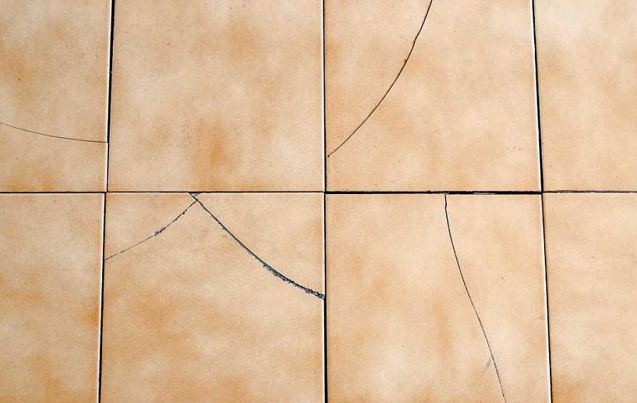 Overføres denne bevegelsen til flisen over i form av en reflekterende sprekk