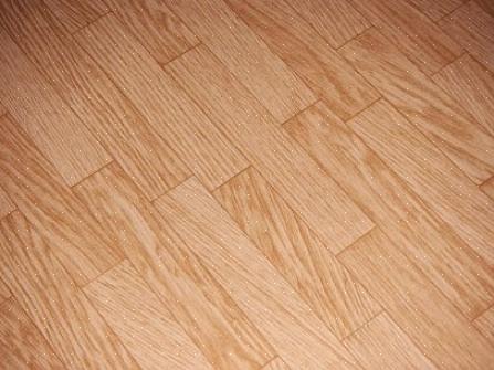 Eddik kan brukes sammen med natron for å få et linoleumgulv veldig rent