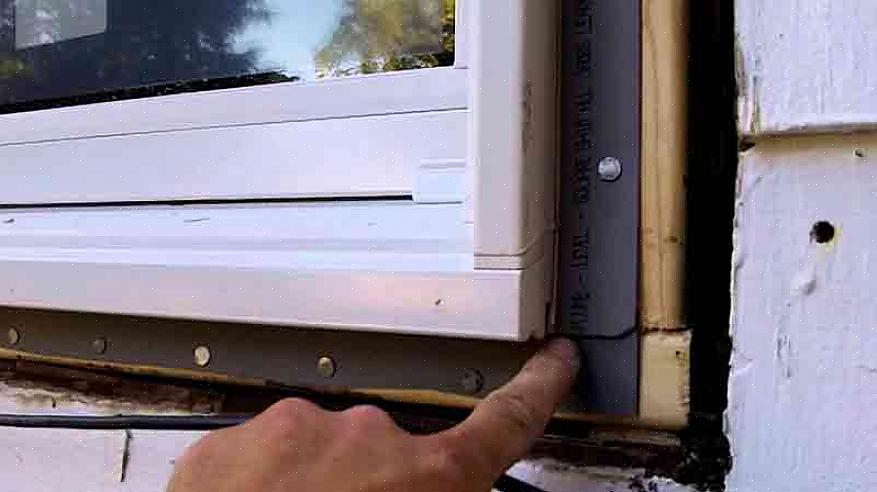 Innvendige stormvinduer ligner på krympeformet vindusfilmisolasjon som festes til vindusbekledning