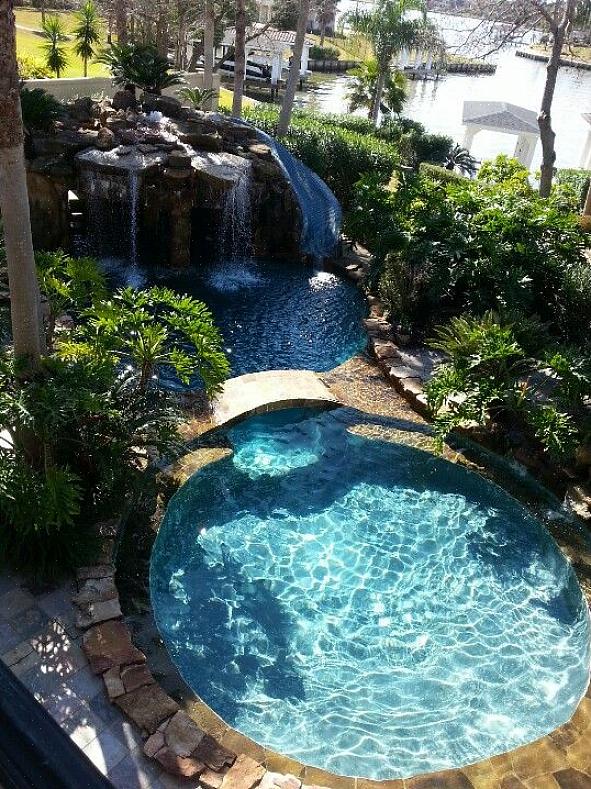 Uten dekning mister et basseng på 18 x 36 meter ca 2,50 cm vann per uke om sommeren