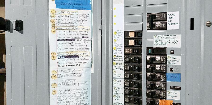 Elektrikeren åpner nå metallutslipp for hovedledningen