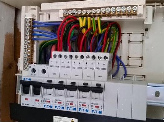 Hovedtjenesteledningene er nå festet til enden av fisketapen med elektrisk tape