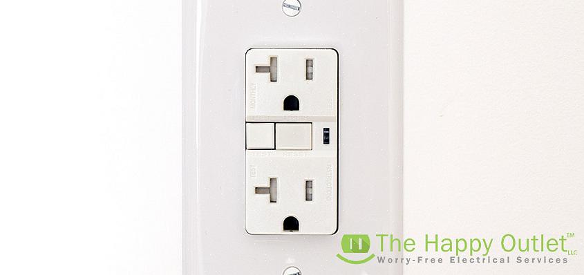 Fjern de to små skruene som holder den gamle kontakten til stikkontakten