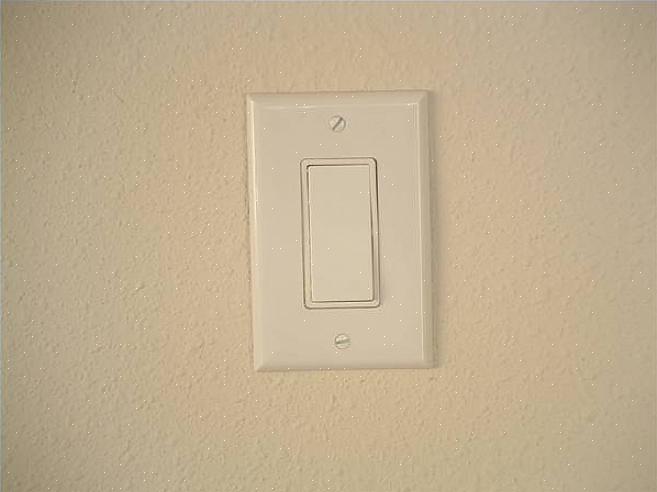 Koble fra den gamle bryteren ved å koble fra de to varme ledningene som kobles til bryteren