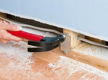 Og vikle deretter flere løkker med elektrisk tape rundt ledningene