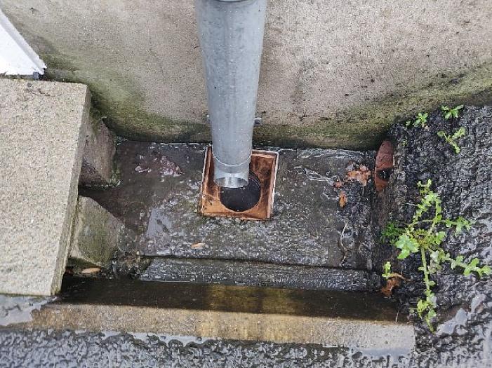 Hell sakte vannet i det tette avløpet