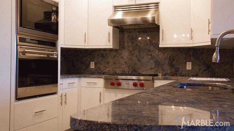 Selv om noen finérsteinsfliser kommer i 12 x 31 cm ark