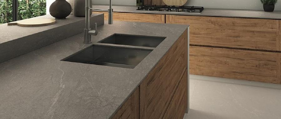 Rengjøring av skifer benkeplater med en fuktig klut