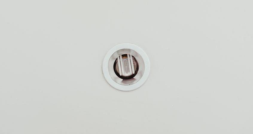 Er en alternativ metode å faktisk punktere det innfelte lyshuset med det ene benet på stiften